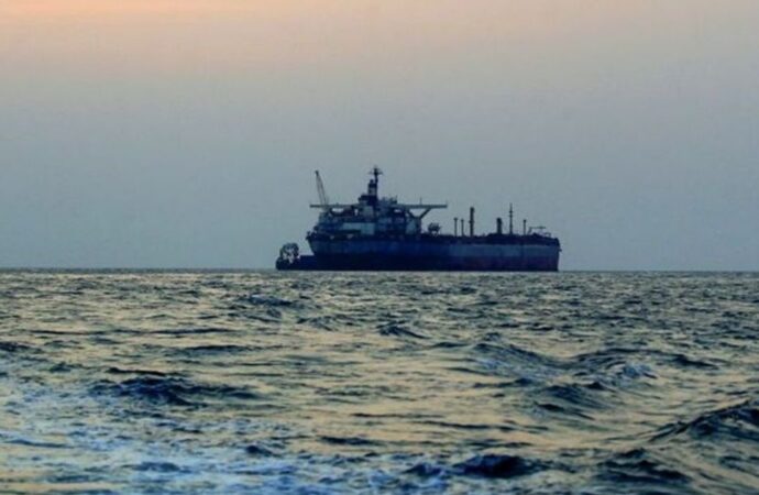 মার্কিন অবরোধের মধ্যেই হরমুজ পার হলো ইরানি জাহাজ