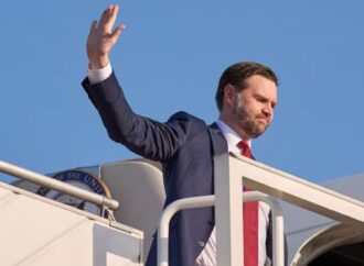 উচ্চপর্যায়ের প্রতিনিধিদল নিয়ে আজ পাকিস্তান যাচ্ছেন জেডি ভ্যান্স