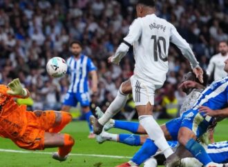 এমবাপ্পে-ভিনিসিউসের গোলে রিয়ালের স্বস্তির জয়: ব্যবধান কমল বার্সার সঙ্গে