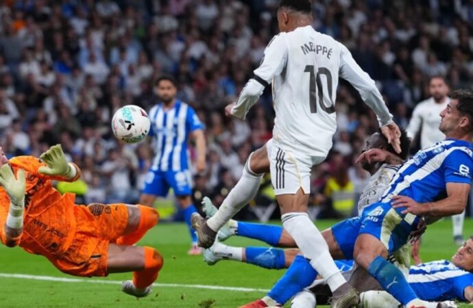 এমবাপ্পে-ভিনিসিউসের গোলে রিয়ালের স্বস্তির জয়: ব্যবধান কমল বার্সার সঙ্গে