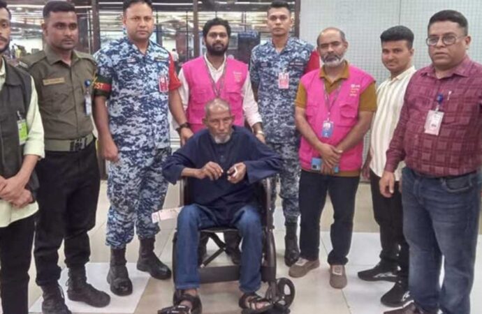 নিখোঁজের ২৭ বছর পর মালয়েশিয়ার জঙ্গল থেকে দেশে ফিরলেন প্রবাসী আমির হোসেন