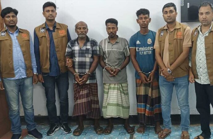 নওগাঁয় সম্পত্তির লোভে চার খুন, দুই ভাগনে ও দুলাভাই গ্রেপ্তার