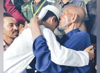 ৩০ বছর পর ফিরলেন বাড়ি, আবেগ আপ্লুত পরিবার