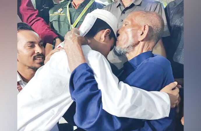 ৩০ বছর পর ফিরলেন বাড়ি, আবেগ আপ্লুত পরিবার