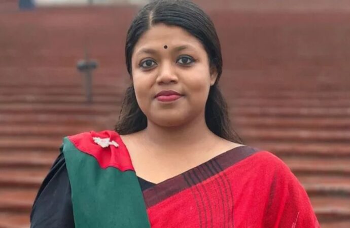 সংরক্ষিত নারী আসনে মনোনয়নপত্র জমা দিয়েছেন নুসরাত তাবাসসুম