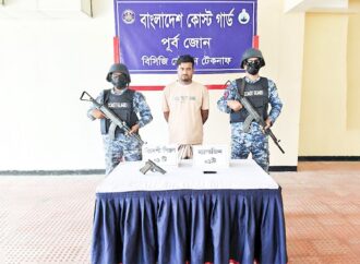 টেকনাফে বিদেশি পিস্তলসহ মানবপাচারকারী আটক