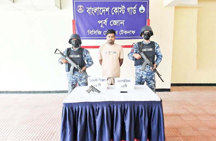 টেকনাফে বিদেশি পিস্তলসহ মানবপাচারকারী আটক