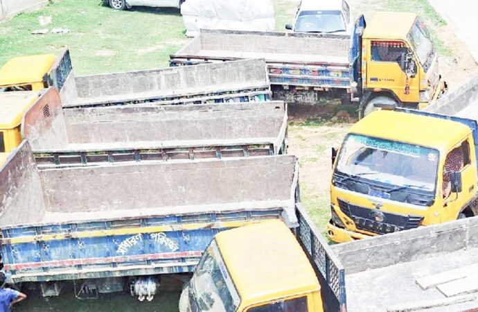 শ্রীমঙ্গলে অবৈধ বালু উত্তোলনের অভিযোগে ৬ ট্রাক জব্দ