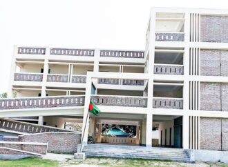 গাইবান্ধার বেকরীরচর প্রাথমিক বিদ্যালয়: হস্তান্তরের আগেই নান্দনিক ভবনে ফাটল