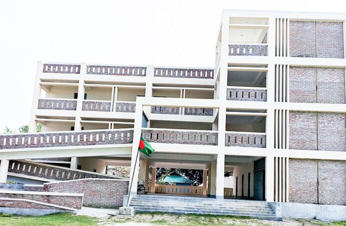 গাইবান্ধার বেকরীরচর প্রাথমিক বিদ্যালয়: হস্তান্তরের আগেই নান্দনিক ভবনে ফাটল