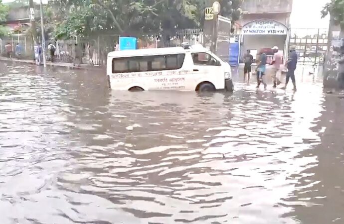 কুমিল্লায় ১০২ মিলিমিটার বৃষ্টিতে, নগরজুড়ে ভোগান্তি