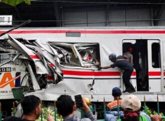 ইন্দোনেশিয়ায় দুই ট্রেনের ভয়াবহ সংঘর্ষ: প্রাণহানি বেড়ে ১৪