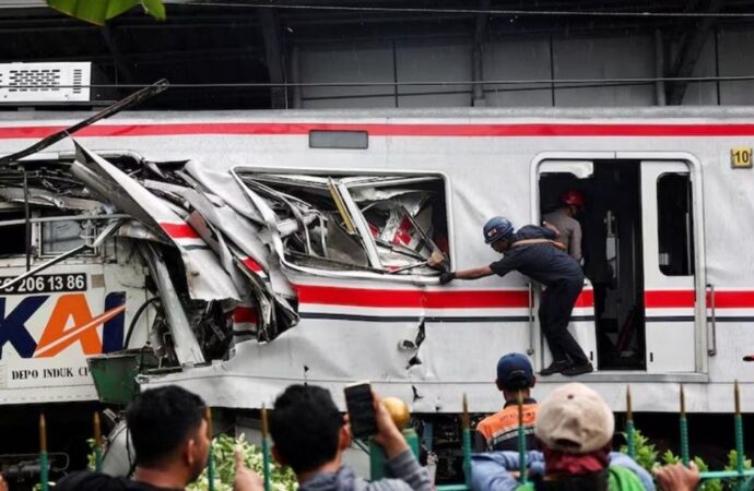 ইন্দোনেশিয়ায় দুই ট্রেনের ভয়াবহ সংঘর্ষ: প্রাণহানি বেড়ে ১৪