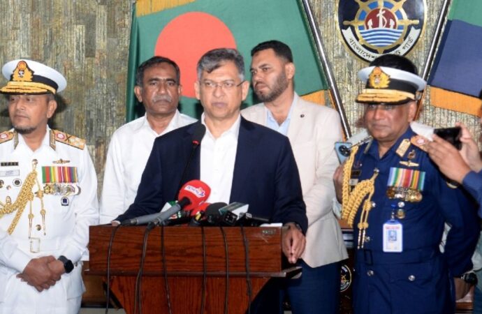 পরিস্থিতি বিবেচনায় ধাপে ধাপে ব্যারাকে ফিরবে সেনাবাহিনী: স্বরাষ্ট্রমন্ত্রী