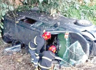 চট্টগ্রামে মাইক্রোবাস খাদে পড়ে নিহত ৩