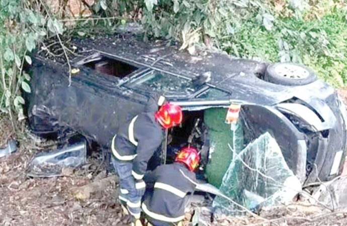 চট্টগ্রামে মাইক্রোবাস খাদে পড়ে নিহত ৩