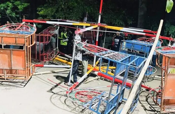 ময়মনসিংহে চলন্ত নাগরদোলা ভেঙে পড়ে ৫ শিশু-কিশোর আহত