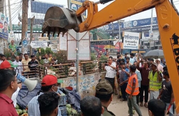 মহাসড়ক দখলমুক্ত করতে ত্রিশালে প্রশাসনের বিশেষ উচ্ছেদ অভিযান