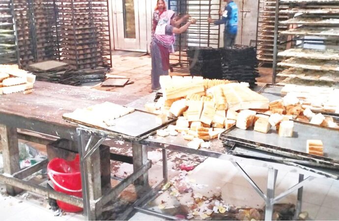 অস্বাস্থ্যকর নোংরা পরিবেশে তৈরি হচ্ছে স্কুল ফিডিং কর্মসূচির খাবার