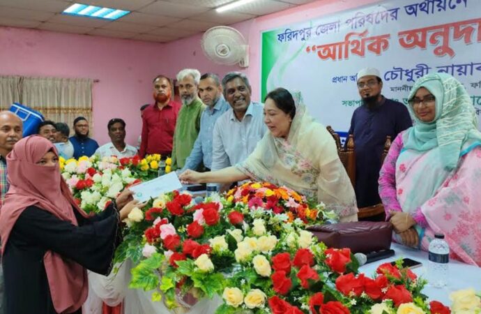 ফরিদপুরে অসহায় ও দুঃস্থদের মাঝে আর্থিক অনুদান বিতরণ