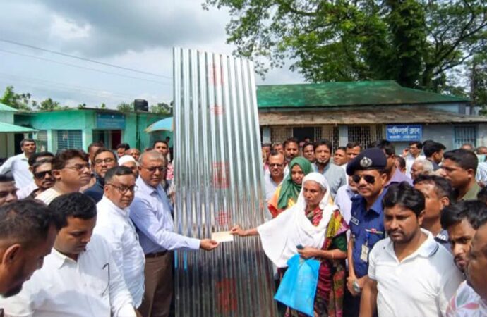 দুর্যোগে ক্ষতিগ্রস্ত মানুষের পাশে এমপি. অধ্যাপক ডা.আনোয়ারুল হক