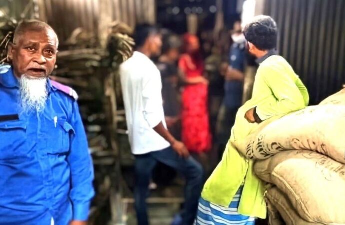 জামায়াত নেতার বাড়ি থেকে ৯৯ বস্তা সরকারি চাল উদ্ধার