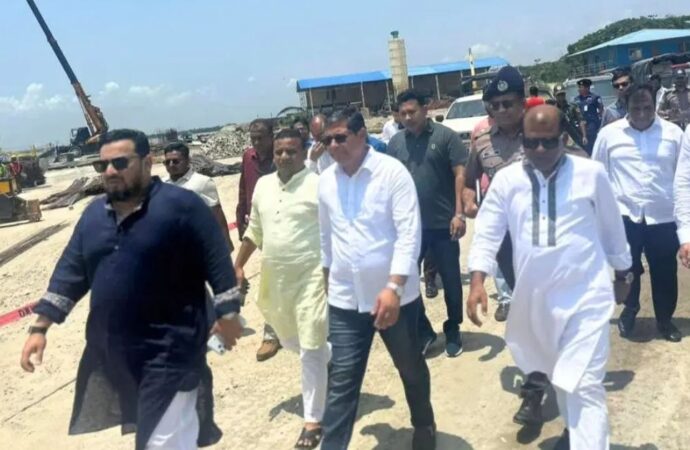 চট্টগ্রামে কর্ণফুলী ড্রাই ডক ঘুরে দেখলেন তিন প্রতিমন্ত্রী