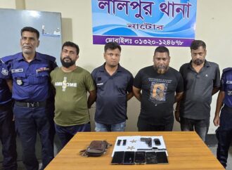 নাটোরে অস্ত্রসহ ২৪ মামলার আসামীসহ গ্রেপ্তার ৪