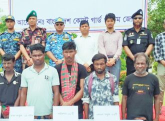অস্ত্র-গুলি জমা দিয়ে বাহিনীর প্রধানসহ ৭ বনদস্যুর আত্মসমর্পণ