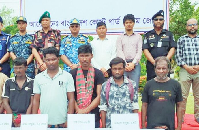 অস্ত্র-গুলি জমা দিয়ে বাহিনীর প্রধানসহ ৭ বনদস্যুর আত্মসমর্পণ