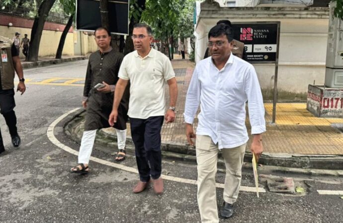 পায়ে হেঁটে রাজনৈতিক কার্যালয়ে গেলেন প্রধানমন্ত্রী তারেক রহমান