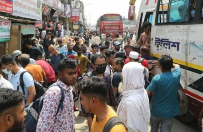সায়েদাবাদে ঈদযাত্রায় উপচে পড়া ভিড় ও বাড়তি ভাড়ার অভিযোগ
