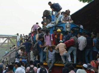 ট্রেনের ছাদ থেকে পড়ে যুবকের মৃত্যু