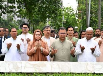 বিডিআর বিদ্রোহে শহীদ সেনা কর্মকর্তাদের কবরে প্রধানমন্ত্রীর শ্রদ্ধা