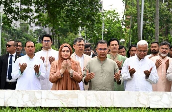 বিডিআর বিদ্রোহে শহীদ সেনা কর্মকর্তাদের কবরে প্রধানমন্ত্রীর শ্রদ্ধা