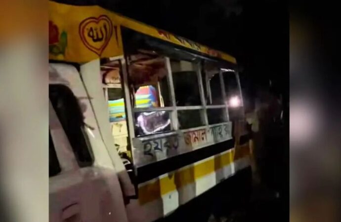 চট্টগ্রামে বাস-মাহিন্দ্র সংঘর্ষে দুজন নিহত, আহত ১৫