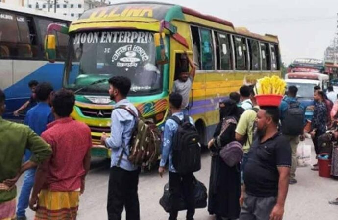 ঈদের দ্বিতীয় দিনেও নাড়ির টানে রাজধানী ছাড়ছে মানুষ