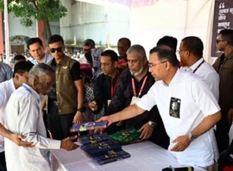 জিয়াউর রহমানের শাহাদাৎবার্ষিকীতে দুস্থদের মাঝে প্রধানমন্ত্রীর বস্ত্র বিতরণ