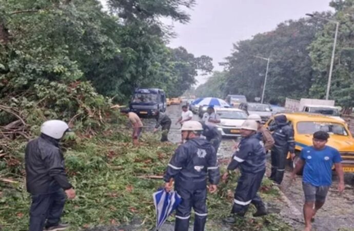 পশ্চিমবঙ্গে কালবৈশাখীর তাণ্ডব: নিহত ৮
