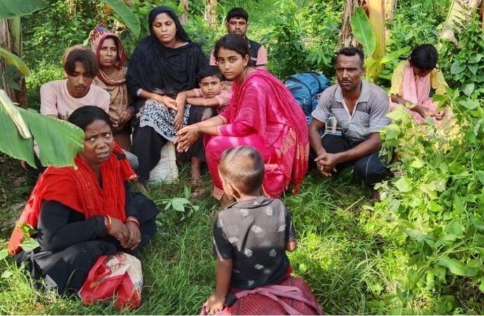 অবৈধভাবে দর্শনা সীমান্ত অতিক্রমকালে নারী ও শিশুসহ আটক ১০