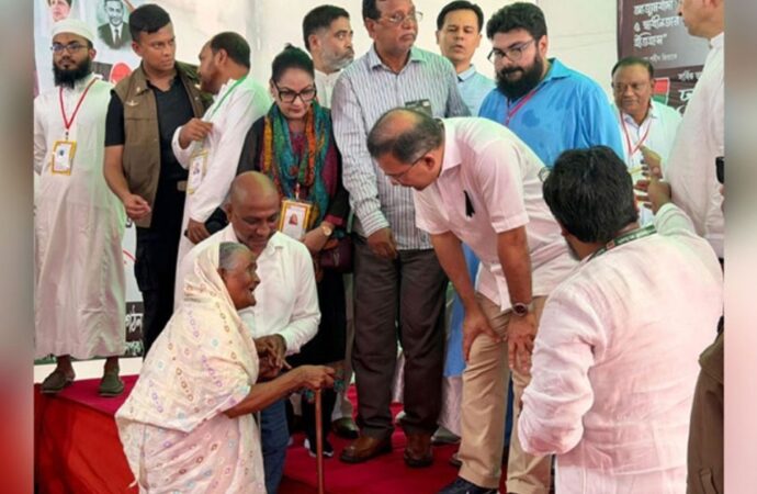 প্রধানমন্ত্রীর সান্নিধ্যে দৃষ্টিহীন নূরজাহানের স্বপ্নপূরণ