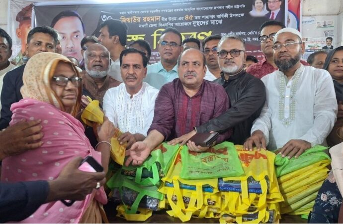 শহীদ রাষ্ট্রপতি জিয়াউর রহমানের শাহাদাৎবার্ষিকী উপলক্ষে নওগাঁয় বিএনপির বস্ত্র
বিতরণ