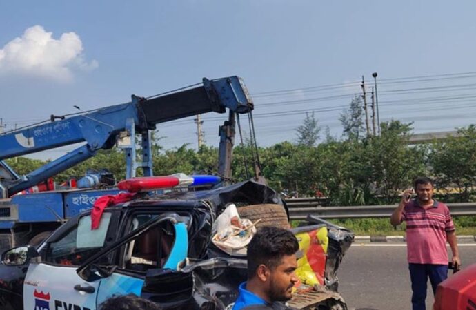 কেন্দ্রীয় কারাগারের সামনে বাসচাপায় ২ শ্রমিক নিহত, আহত ৬