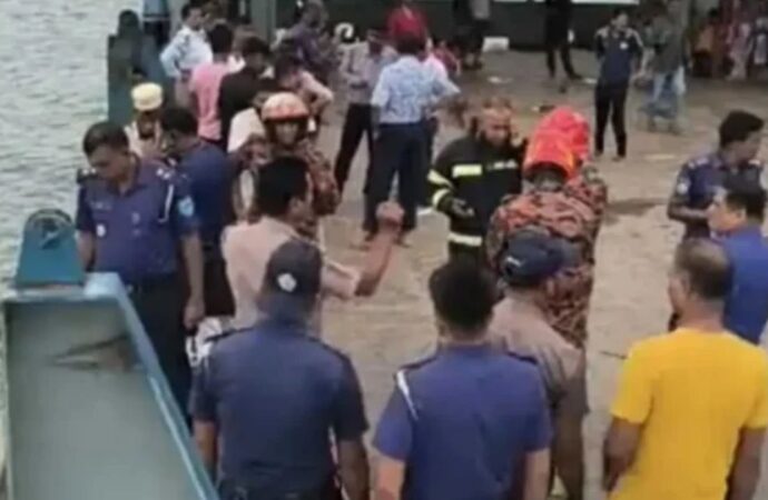 দৌলতদিয়া ফেরিঘাটে নিয়ন্ত্রণ হারিয়ে আবারও পদ্মা নদীতে যাত্রীবাহী বাস
