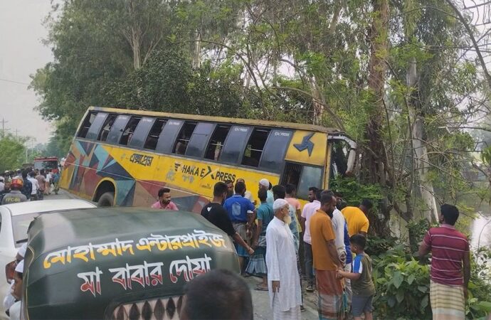 সিরাজগঞ্জে বেলকুচিতে বাস চাপায় অটোভ্যানের ৩ যাত্রী নিহত