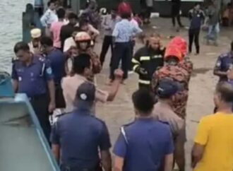 দৌলতদিয়া ফেরিঘাটে নিয়ন্ত্রণ হারিয়ে আবারও পদ্মা নদীতে যাত্রীবাহী বাস