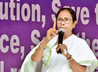দলের ভাঙন ঠেকাতে মরিয়া মমতা