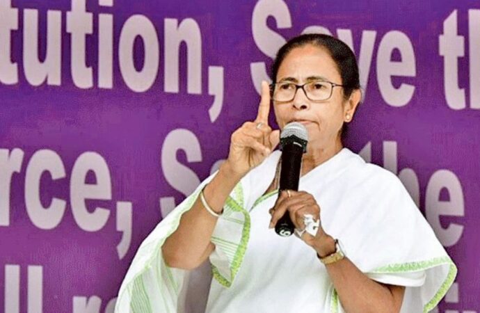 দলের ভাঙন ঠেকাতে মরিয়া মমতা