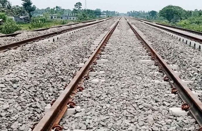 নাচোলে রেললাইনের পাশ থেকে অজ্ঞাত নারীর মরদেহ উদ্ধার