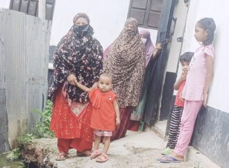রাস্তা আটকে দেওয়ায় বিপাকে কয়েকটি পরিবার